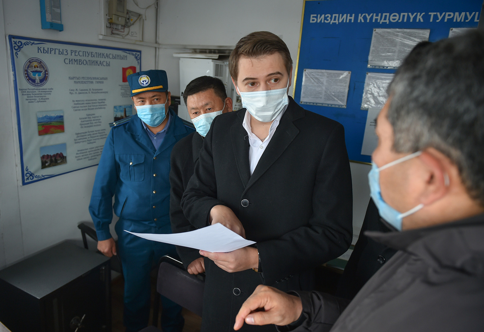Новиков "Чалдоварга" барып, айрым кызматтардын ишине нааразы болду