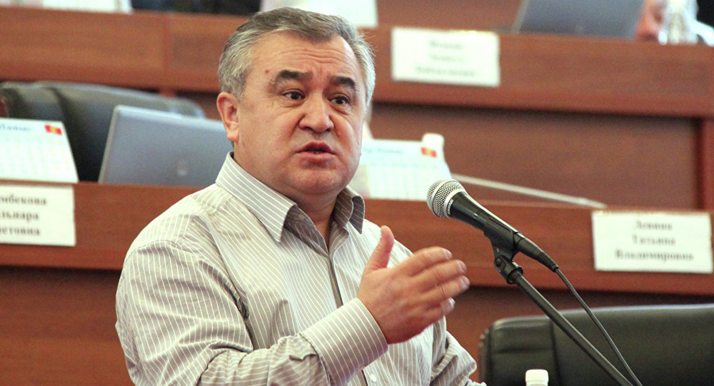 Текебаев: “Жогору жактагыларды айтпагыла, булар мурдагылардан да сабатсыз”