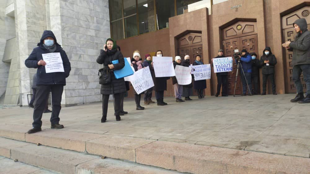 Бүгүн Жогорку Кеңештин депутаттарын “уят” деп тосуп алышты