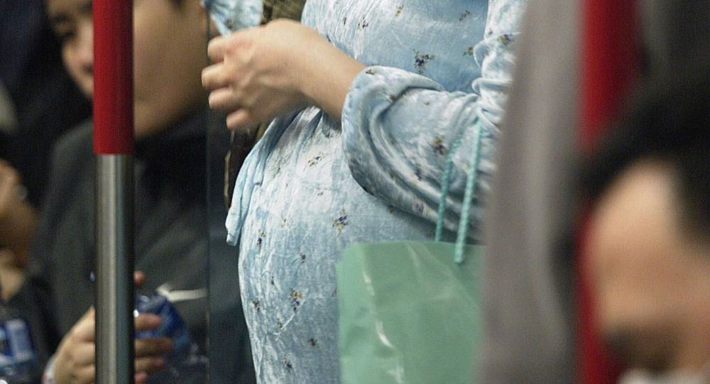 Москвада метродо көз жарган кыргыз келиндин баласынан баш тарткандыгы айтылууда