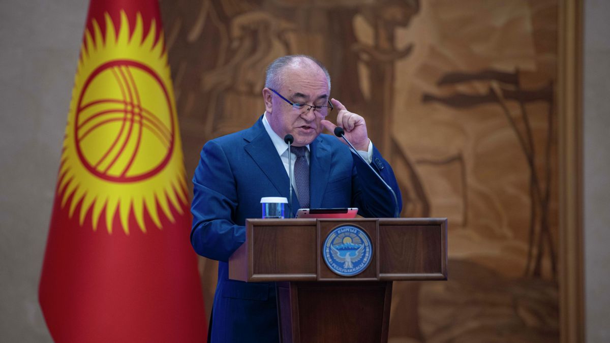 Өмүрбек Текебаев фракция лидерлигинен кетти