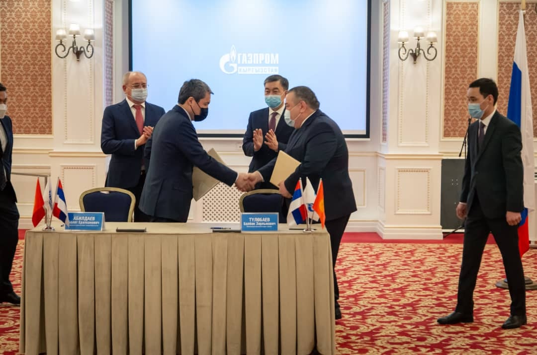 Балбак Түлөбаев ЖЭБди газга өткөрүү боюнча меморандумга кол койду