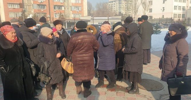 Биринчи Май райондук сотунун имаратынын алдына Курсан Асановдун тарапташтары чогулду