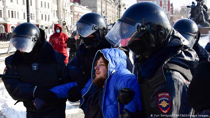 Орусияда саясатчы Алексей Навальныйды колдогон митингдерде 100дөн ашык адам кармалды