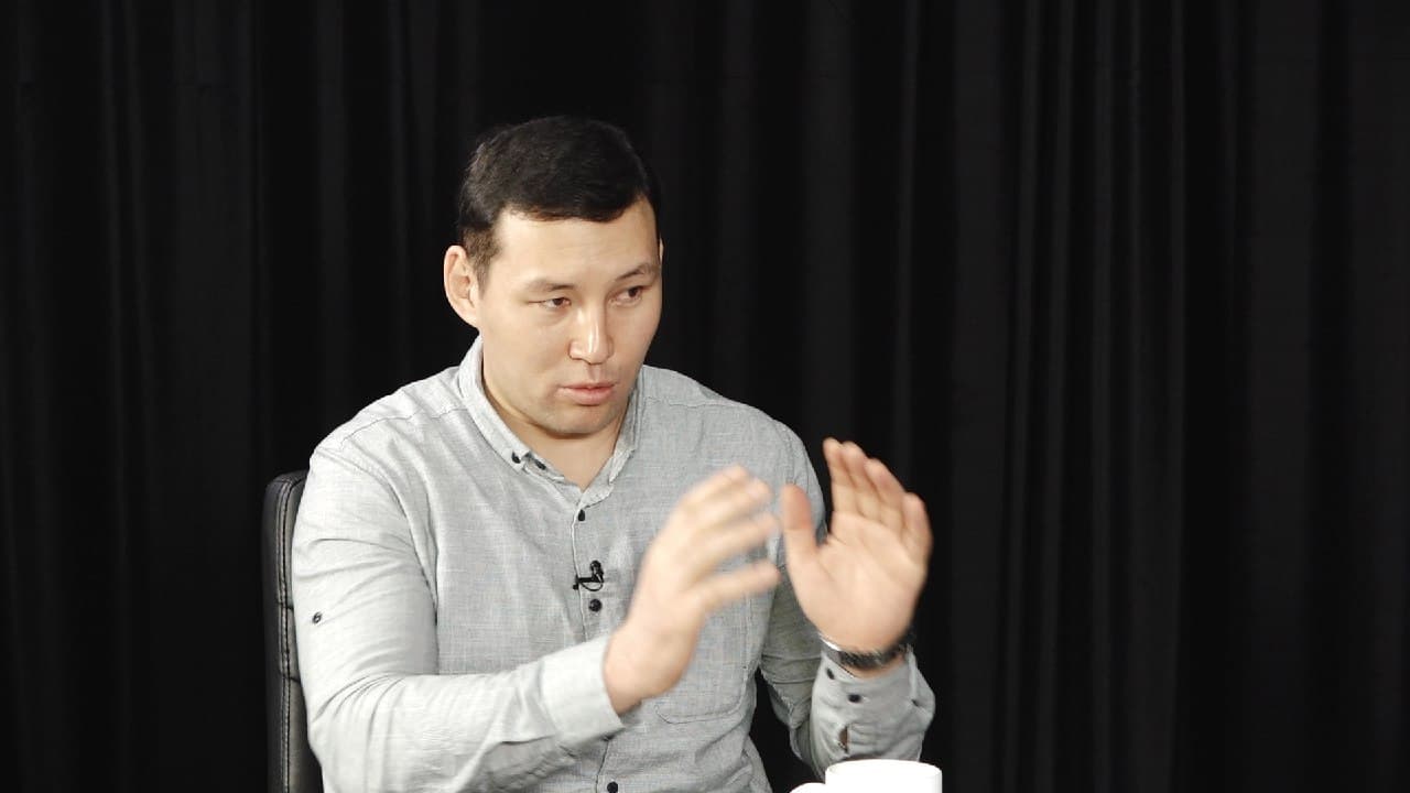 Канат Сагымбаев: "Атамбаев экөөбүздүн аман калганыбыз Кундуз Жолдубаева менен Курсан Асановго байланыштуу"