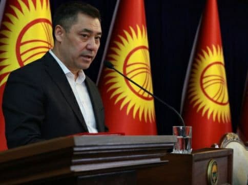 Садыр Жапаровдун президенттик кызматка киришүү аземинде артиллериялык аскер техникасы колдонулат