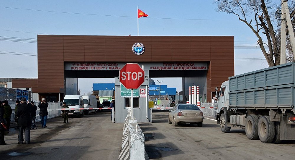 Чек арадан уй жүктөп жашыруун өтүп бараткандар кармалды