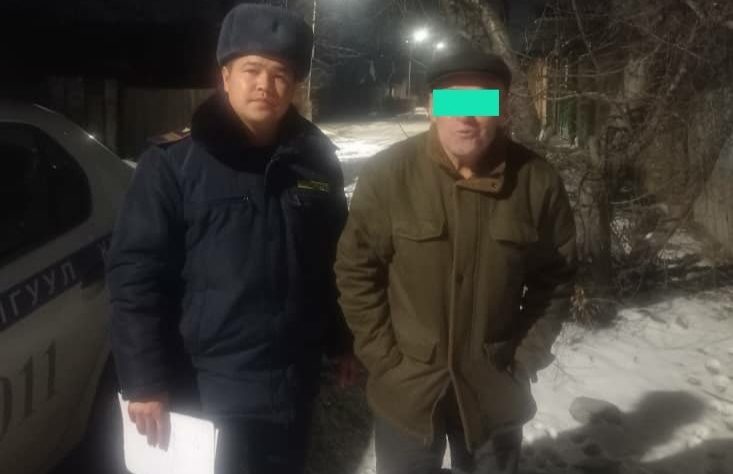 Кайгуул кызматкерлери адашып кеткен жаранды таап, үйүнө жеткиришти