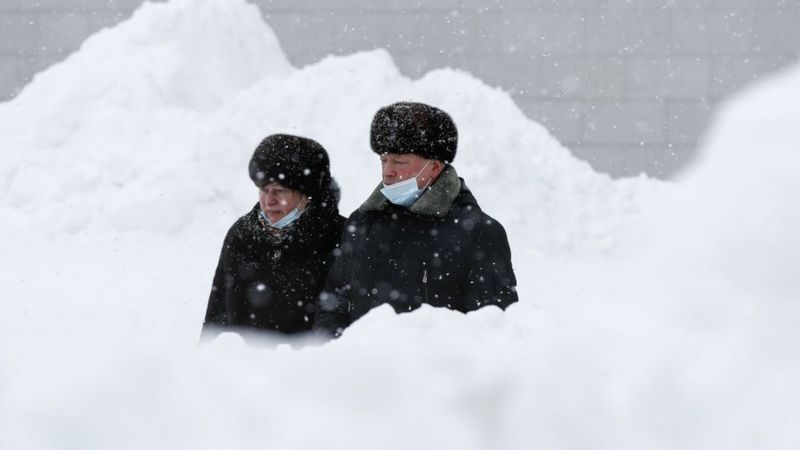 Москвада болуп көрбөгөндөй кар жаап, бир адам каза болду
