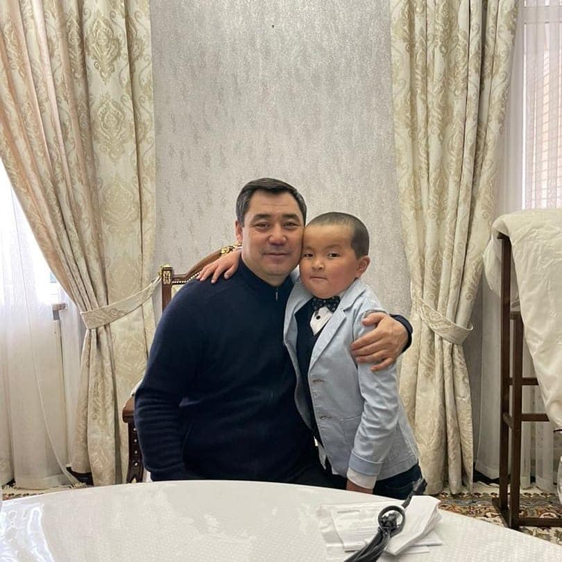Мектеби көгөрүп кетип Садыр Жапаровго кайрылуу жолдогон окуучу президентке жолукту
