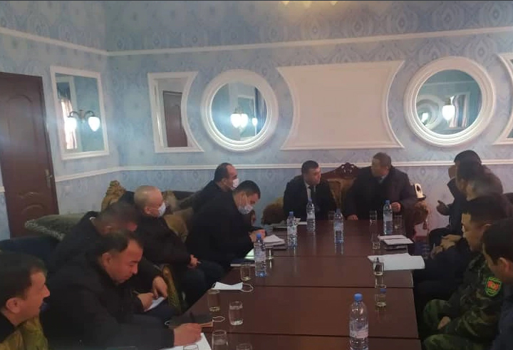 Кыргызстан Тажик тарап менен чек арада кармалгандарды үйлөрүнө кайтаруу маселесин сүйлөштү