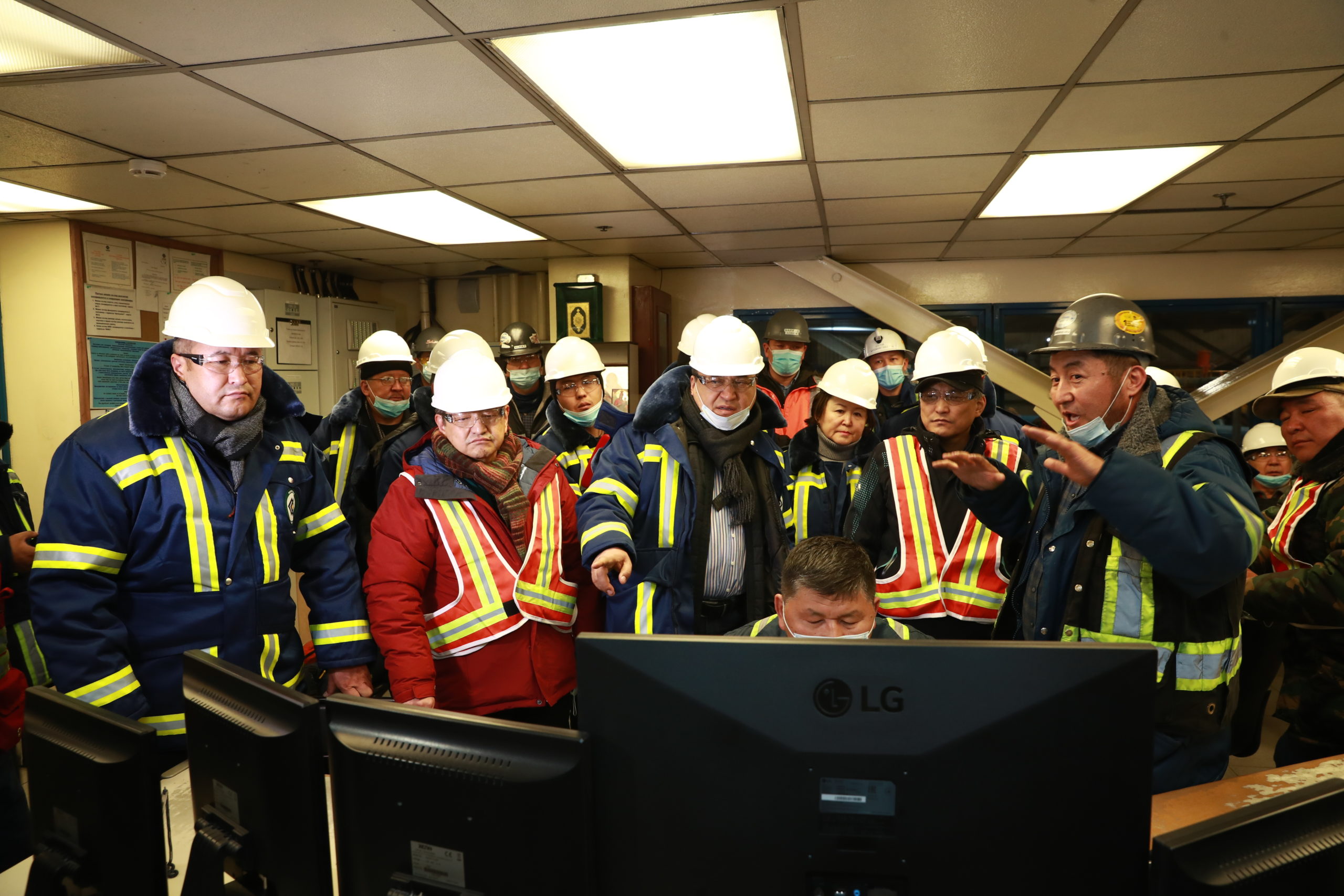 Депутаттардан түзүлгөн комиссия Кумтөр кенине барды