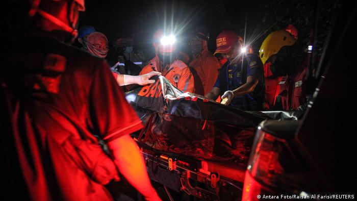 Индонезияда окуучуларды ташыган автобус жардан кулап, кеминде 27 адам каза тапты