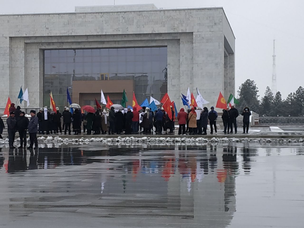 Бишкекте митингдерге каршы митинг өтүп жатат