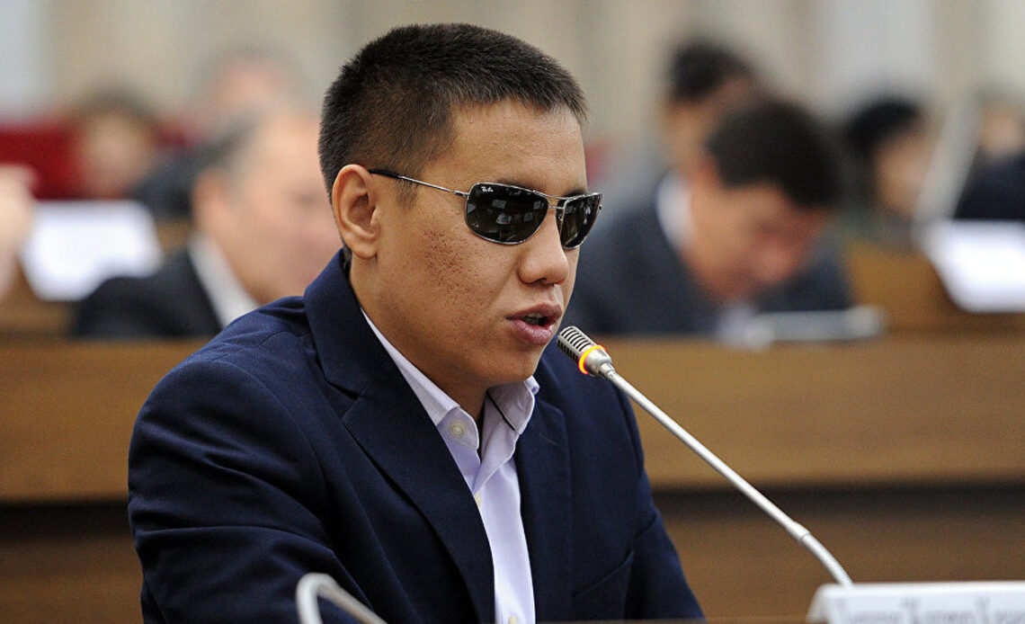 Дастан Бекешев: "Элдин тамакка акчасы жок отурса, кайдагы Конституция?"