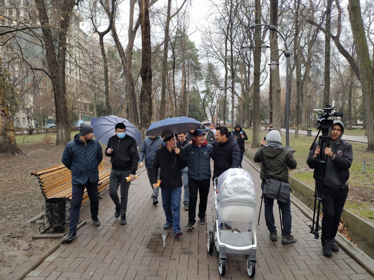 Жарандык активист Улан Үсөйүн: "Жөө жүрүштөр референдумга чейин болот"