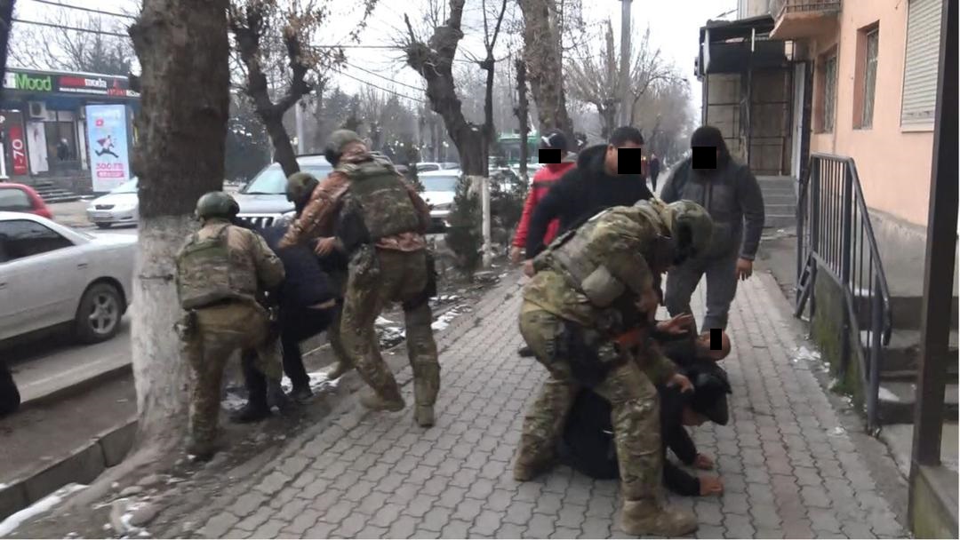 Ошто жеке ишкерден 28 миң доллар акча талап кылган 2 жаран кармалды. Сүрөт