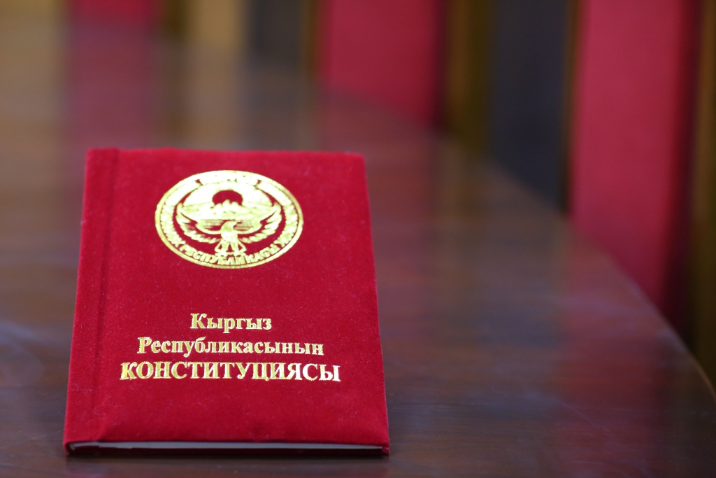 Парламент комитети Конституциянын жаңы долбоорун жактырды