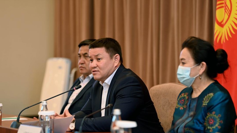 Талант Мамытов Санкт-Петербург шаарында жашаган мекендештер менен жолукту