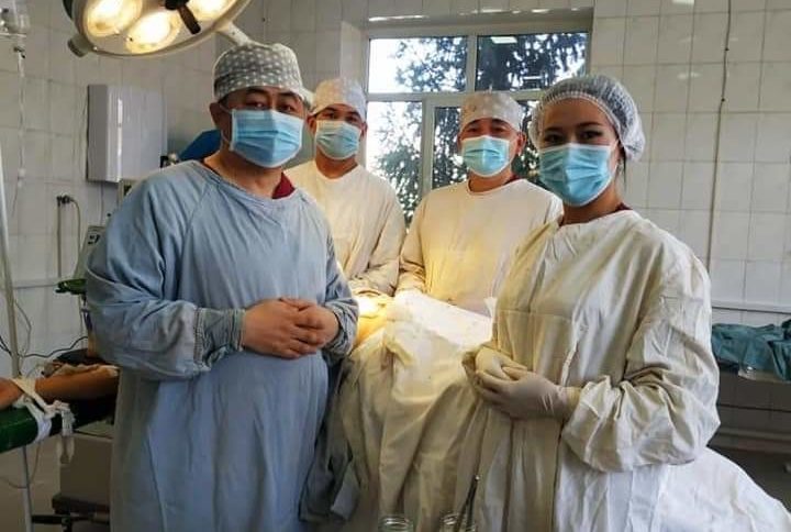 Нарында биринчи жолу бел омурткадагы грыжаны алуу үчүн операция жасалды