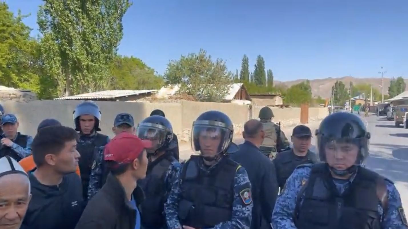 Жергиликтүү тургундар: "Тажиктер Лейлек менен Кызыл-Белде да ок чыгарып башташты"