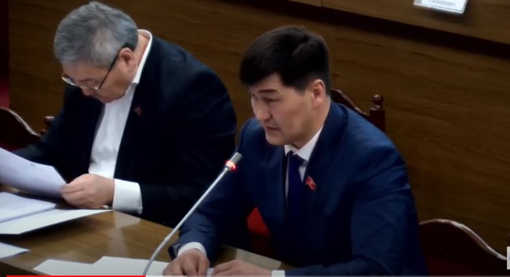 Матраимовчу депутат Камчы Көлбаевге болушуп чыкты