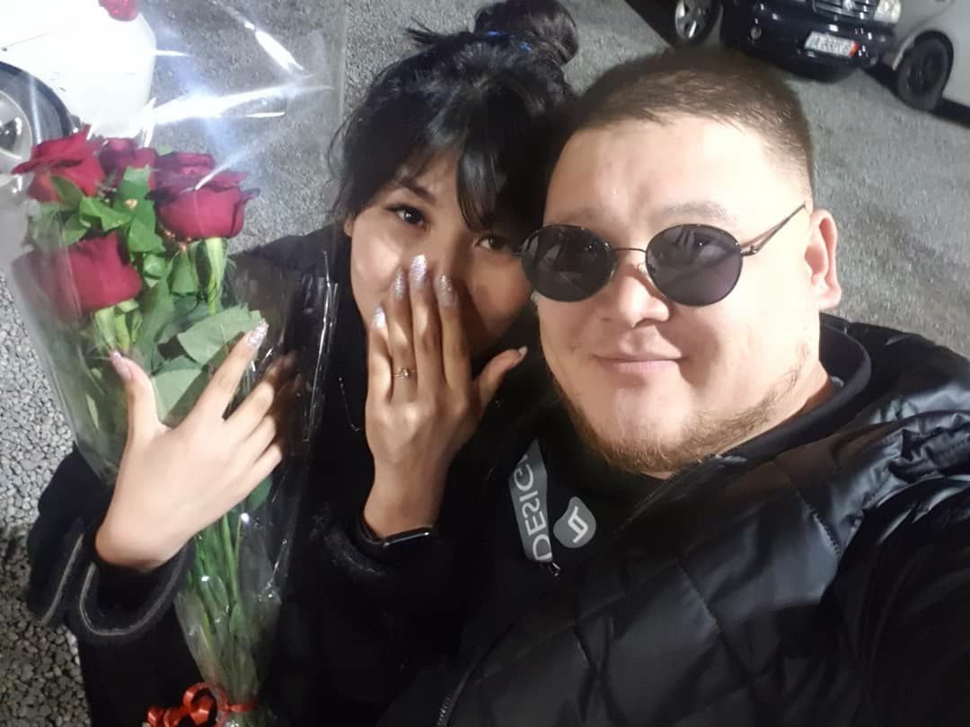 Ырчы Марс "шаардык кызын" тапты, жакында той