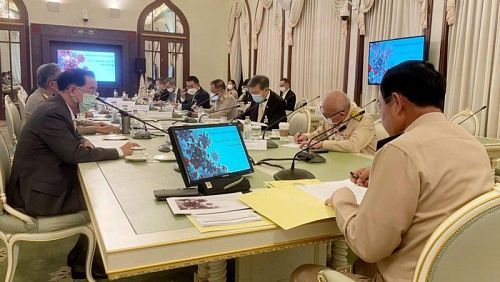 Тайланддын өкмөт башчысына жыйында беткапсыз отурганы үчүн айып пул салынды