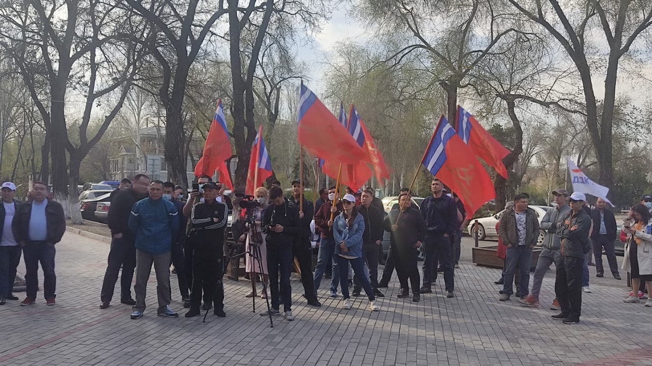 БШКнын алдында шайлоонун жыйынтыгына каршы митинг өтүп жатат