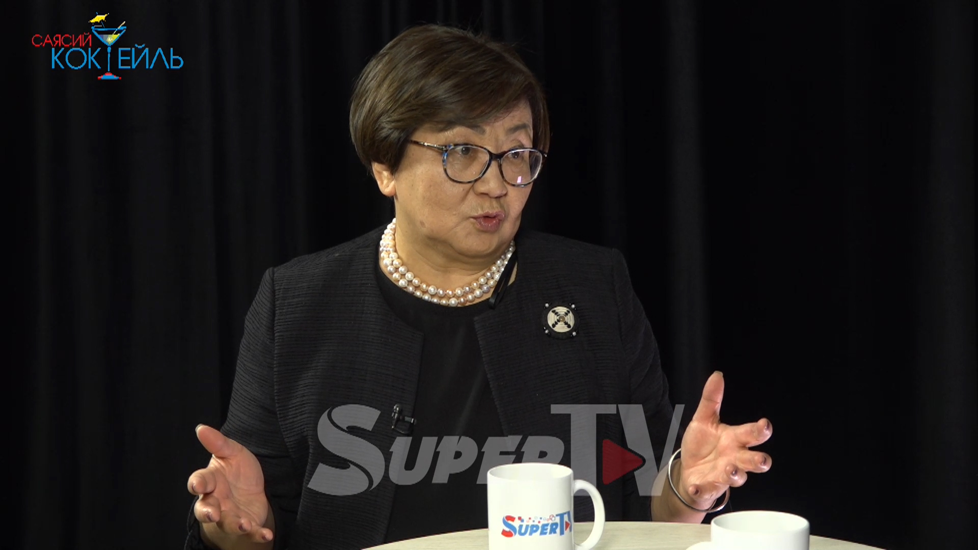Роза Отунбаева: "Төрт тоонун ортосунда отура беришсин, анда ошол депутаттар. Кыйын болуп"