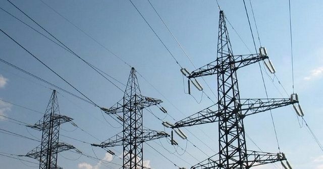 Баткенде Садыр Жапаров жогорку вольттуу электр мамычасынын пайдубалына капсула салды