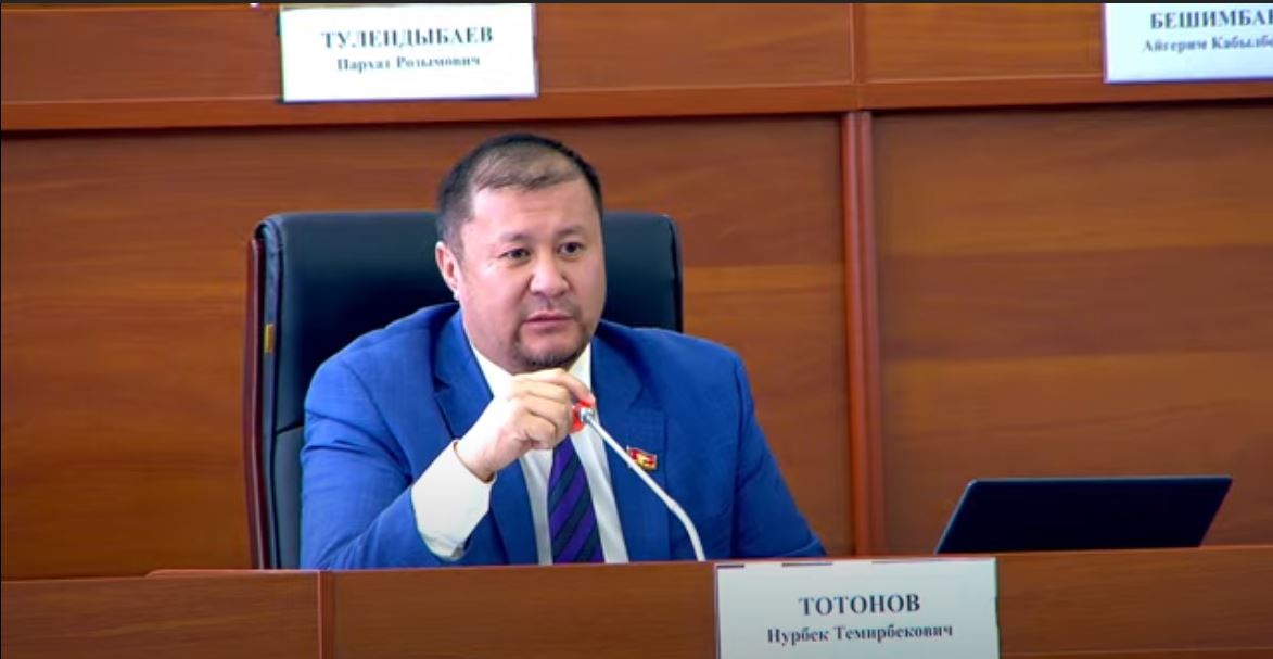 "Ал жакта баа 2-3 эсе арзан". Депутат Кордай менен чек араны ачтыруу сунушун берди