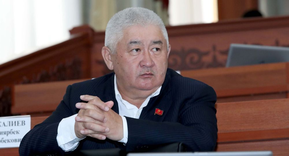 Зарылбек Рысалиевдин депутаттык ыйгарым укуктары мөөнөтүнөн мурда токтотулду. Анын ордуна ким келди?