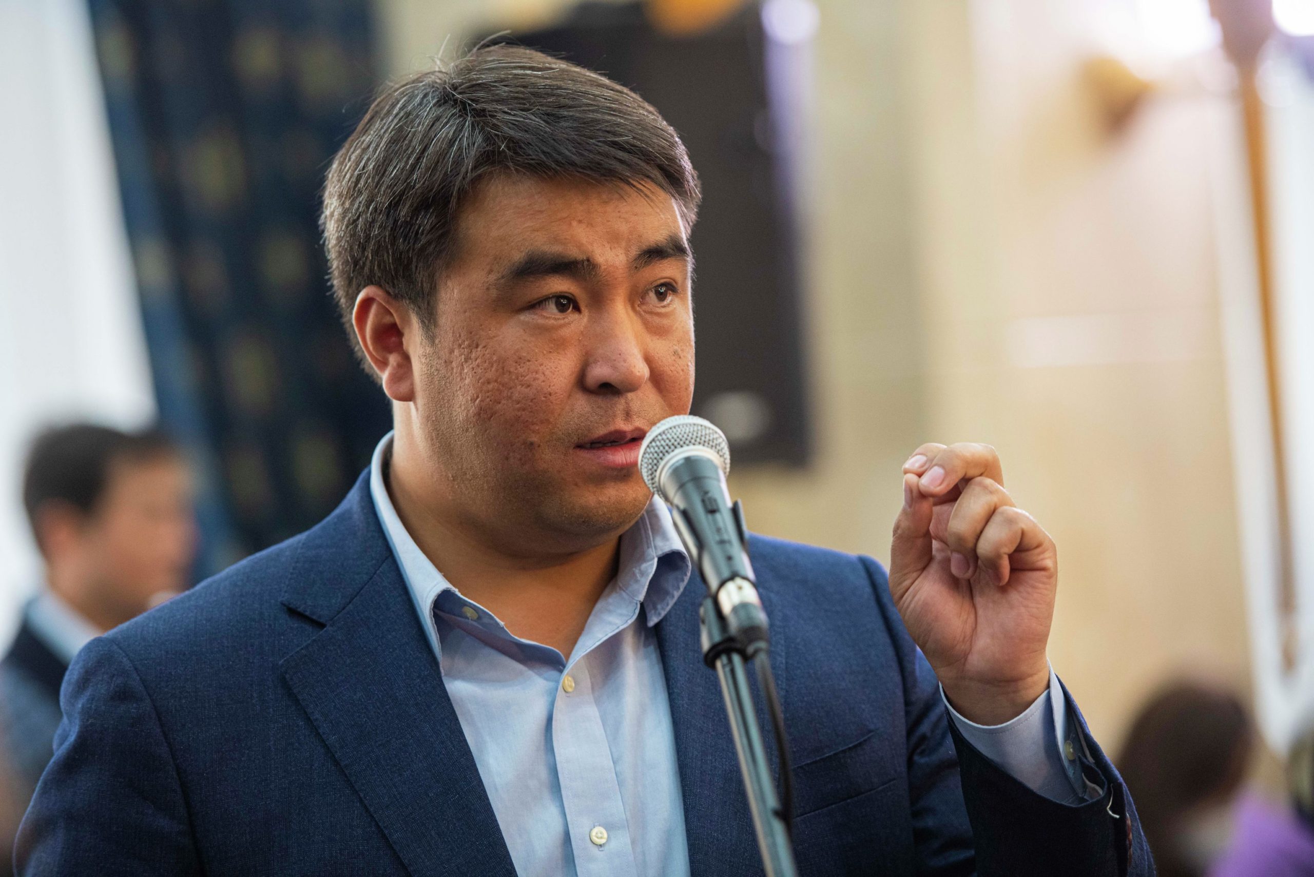 Депутат Жанар Акаев курал берүү тууралуу мыйзам долбооруна түшүндүрмө берди