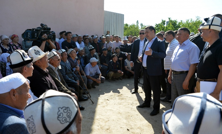 Садыр Жапаров Ак-Сай айылынын тургундары менен аймакты өнүктүрүү маселелерин талкуулады
