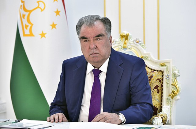 Тажик президенти чек арадагы жаңжалда каза болгон тажик тараптын үй-бүлөлөрүнө 2 жумадан кийин көңүл айтты