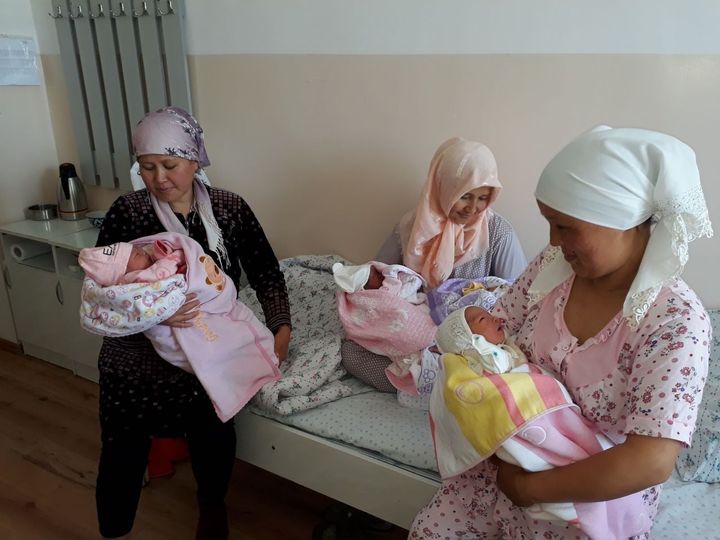 Жаңжал чыккан аймактан көчүрүлгөн 3 келин көз жарды