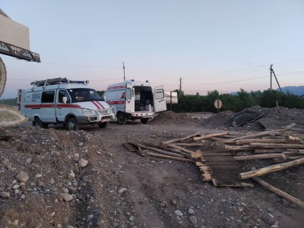 Жалал-Абаддагы Шайдан-Сай каналына жеңил унаа түшүп кетип, 2 адам жабыркады