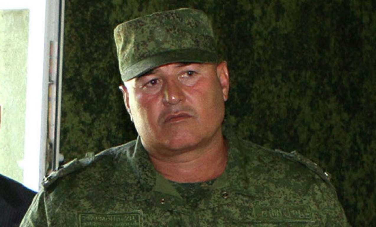 Чек арадагы жаңжалда Тажикстандын генерал-майору аскерлерге буйрук берип жүргөн (видео)