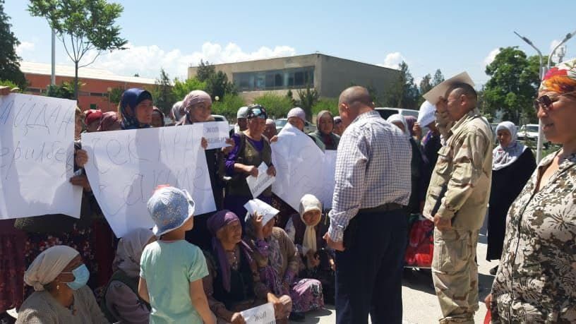 Баткенде Ворух-Исфара жолунун курулушуна каршы болгондор митингге чыгышты