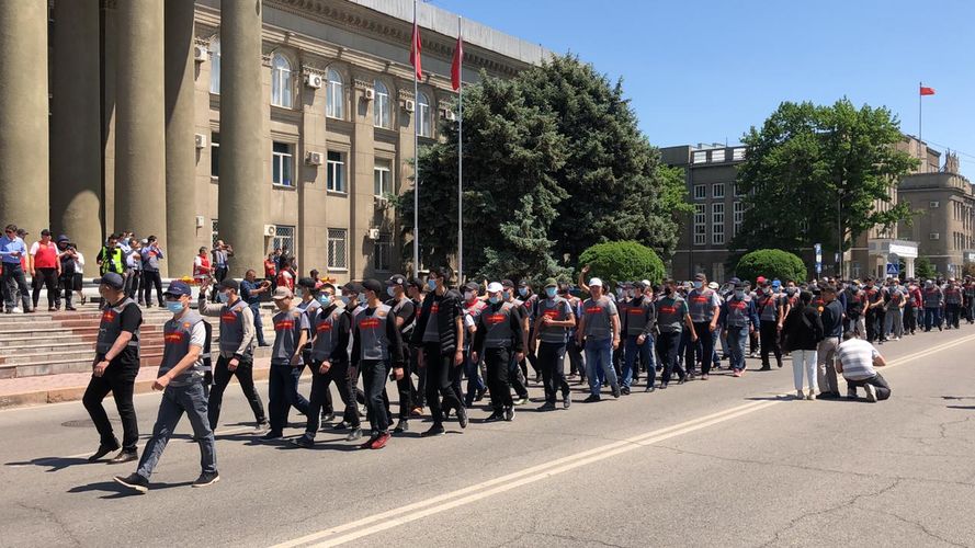 Бишкектеги Эски аянтта өлкөдөгү туруктуулук үчүн митинг өтүп жатат (сүрөт)