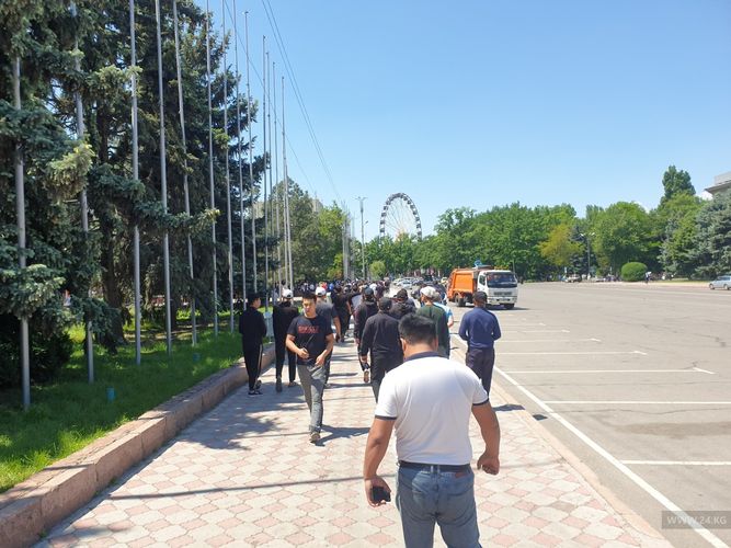 Өлкөнүн туруктуулугу үчүн деп Эски аянтка митингге чыккандар тарашты