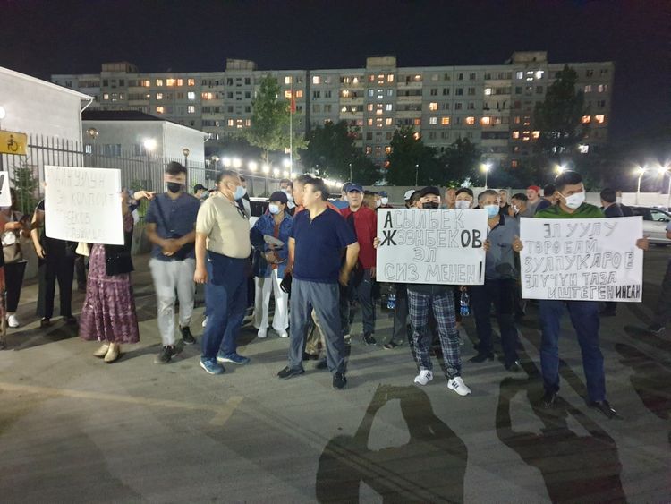 Жээнбеков менен Зулпукаровдун тарапташтары митингге чыгышты (видео)
