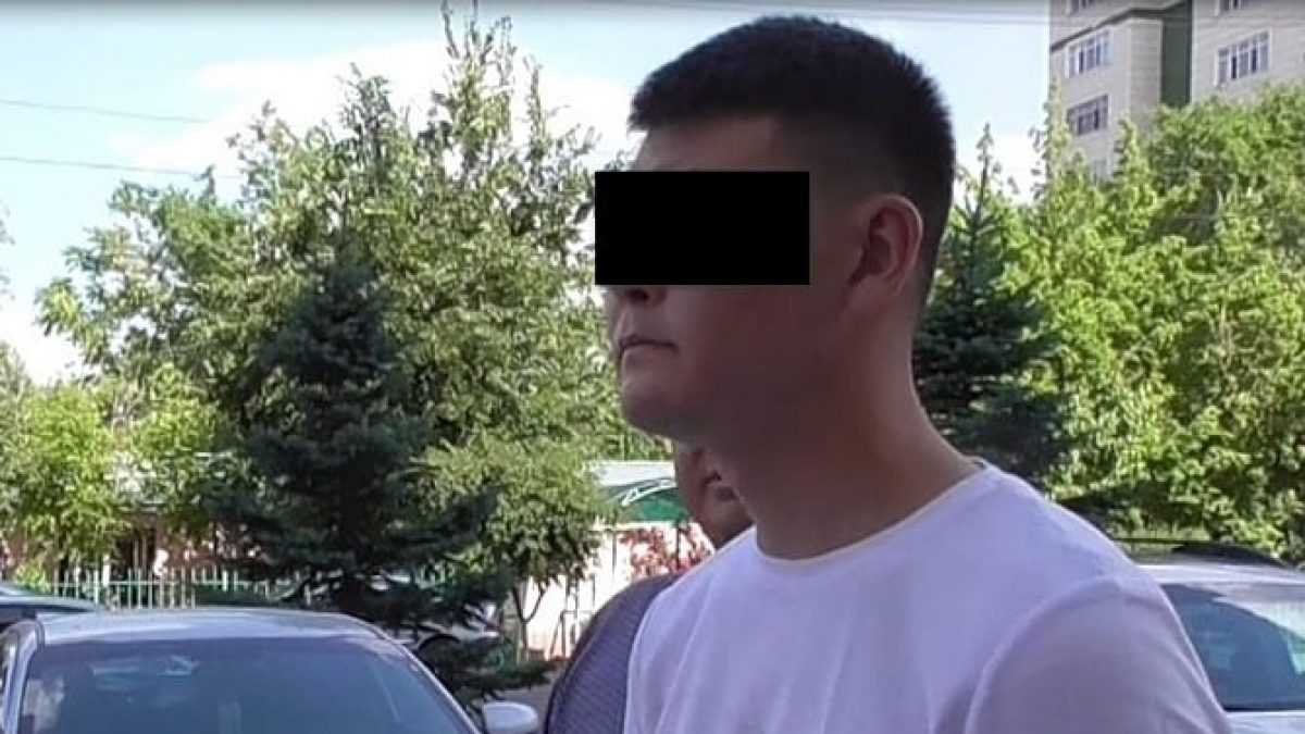 Миң доллар пара алып жаткан жеринен ИИМдин кызматкери кармалды
