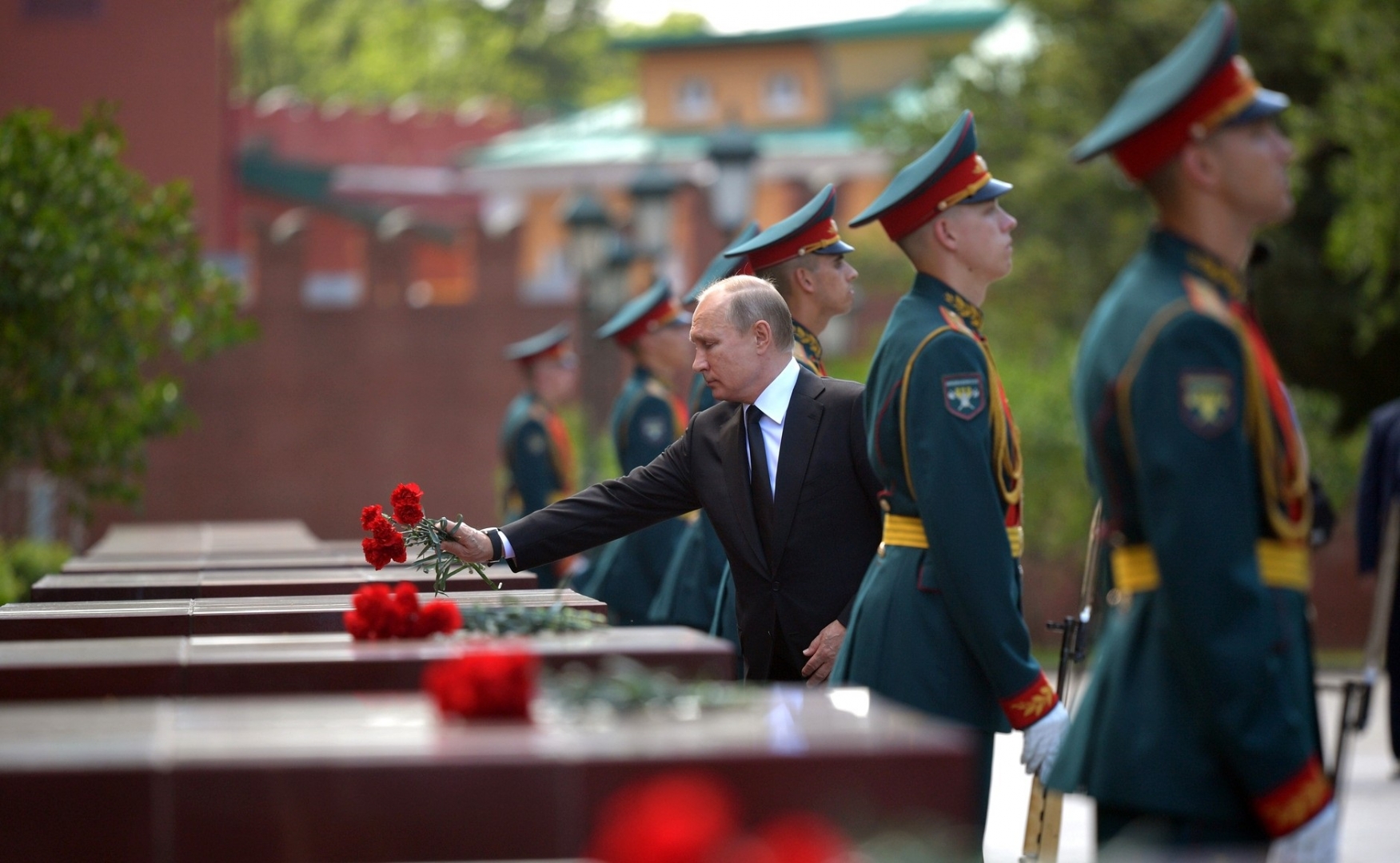 Путин Жапаровду жана Кыргыз элин Жеңиш күнү менен куттуктады
