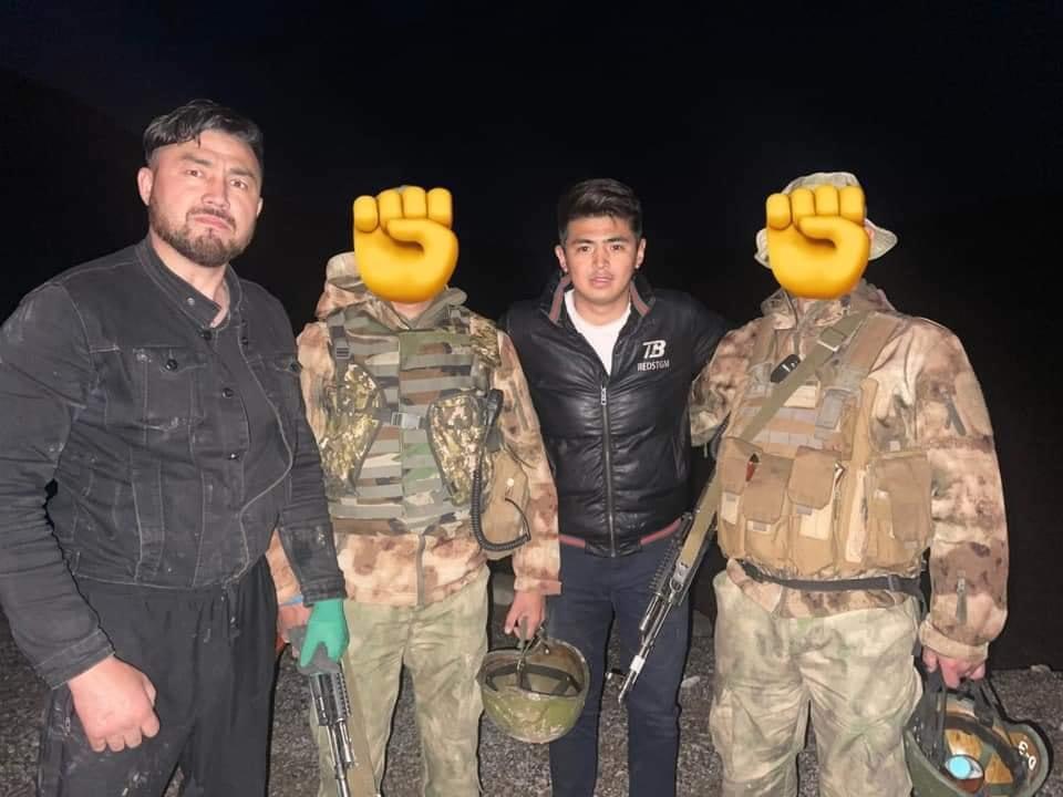 Баткендеги талкаланган айылда, күйүп кеткен унаалардын фонунда сүрөткө түшкөн интернет колдонуучулары сынга кабылды