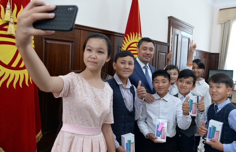 Балдарды коргоо күнү. Садыр Жапаров аз камсыз болгон үй-бүлөлөрдүн балдары менен жолугуп, белек берди
