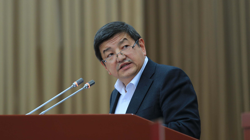 Акылбек Жапаров: “Коронавируска каршы эмдөөдөн өтпөгөн кызматкерлерге айлык бербеш керек” (видео)