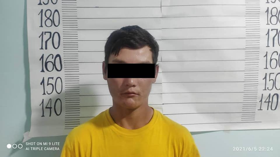 Түн ичинде 33 жаштагы аялдын үйүнө кирип, бычак такап, зордуктап кетишкен. Кылмышка шектүүлөр жаш жигиттер
