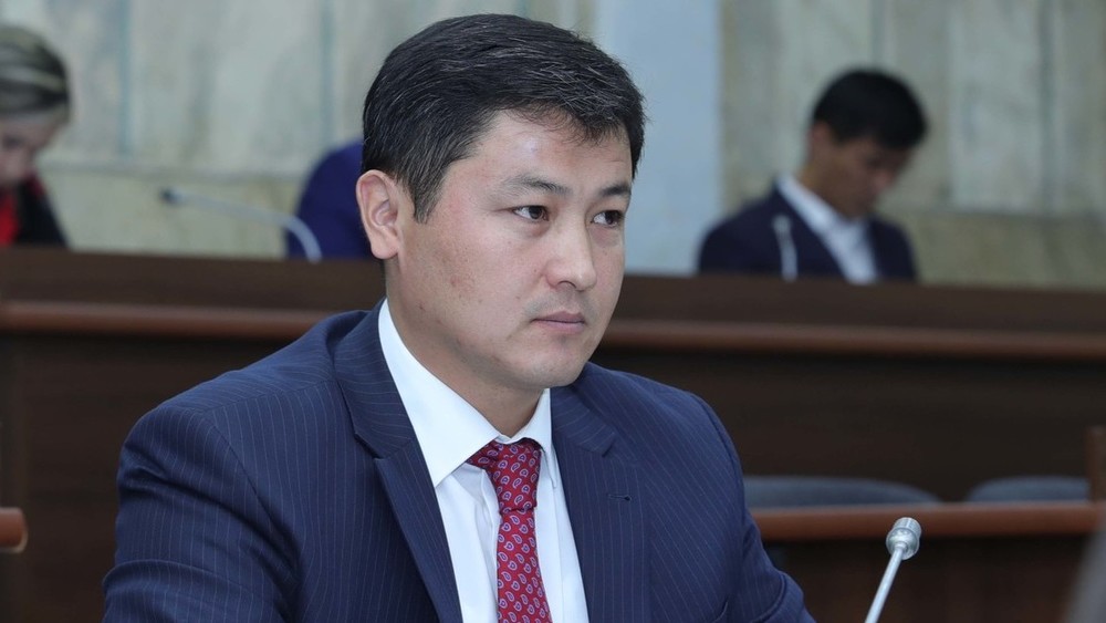Улукбек Марипов аны сындап жаткан депутаттарды Министрлер кабинетинде иштөөгө чакырды